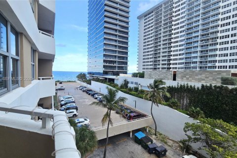 Condo in Hallandale Beach, Florida, 1 bedroom  № 2173228 - photo 21