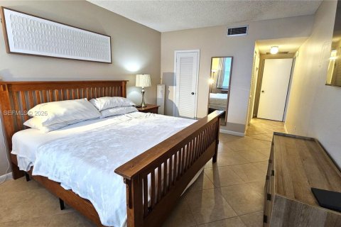 Condo in Hallandale Beach, Florida, 1 bedroom  № 2173228 - photo 18