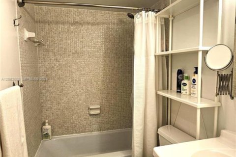 Condo in Hallandale Beach, Florida, 1 bedroom  № 2173228 - photo 14