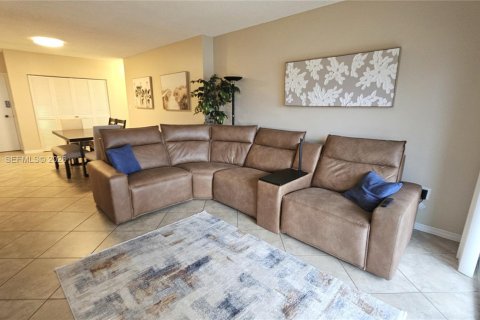 Condo in Hallandale Beach, Florida, 1 bedroom  № 2173228 - photo 10