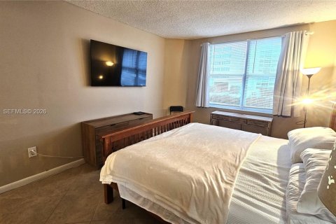 Condo in Hallandale Beach, Florida, 1 bedroom  № 2173228 - photo 17