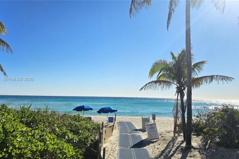 Condo in Hallandale Beach, Florida, 1 bedroom  № 2173228