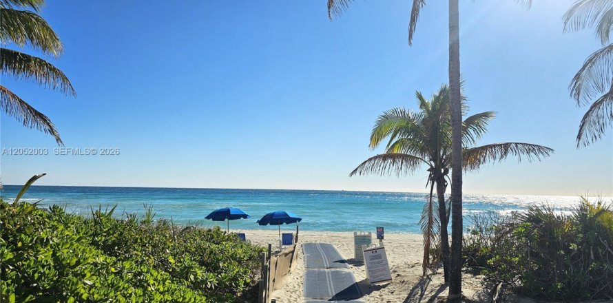 Condo in Hallandale Beach, Florida, 1 bedroom  № 2173228