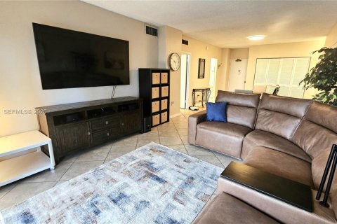 Condo in Hallandale Beach, Florida, 1 bedroom  № 2173228 - photo 11