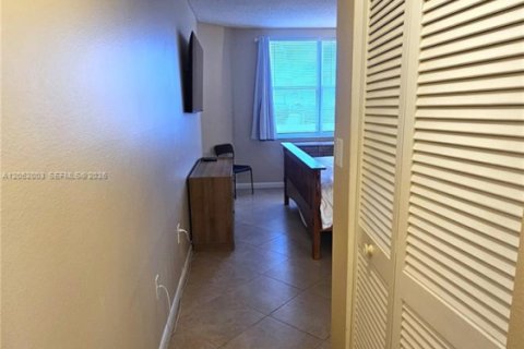 Condo in Hallandale Beach, Florida, 1 bedroom  № 2173228 - photo 15