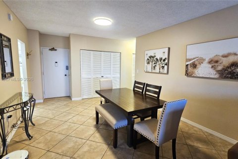 Condo in Hallandale Beach, Florida, 1 bedroom  № 2173228 - photo 12