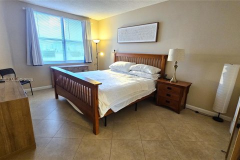 Condo in Hallandale Beach, Florida, 1 bedroom  № 2173228 - photo 16