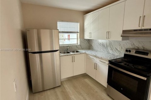 Снять в аренду квартиру в Холливуд, Флорида 1 спальня, 65.03м2, № 2066100 - фото 2