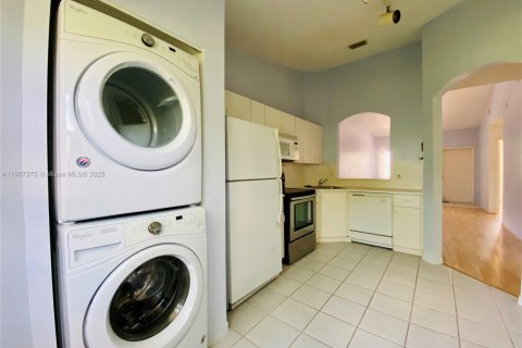 Снять в аренду кондоминиум в Пемброк-Пайнс, Флорида 2 спальни, 76.37м2, № 1963665 - фото 7