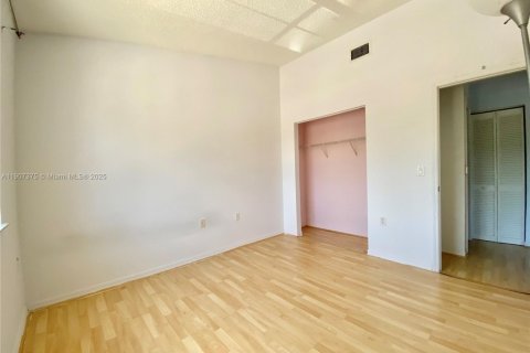 Снять в аренду кондоминиум в Пемброк-Пайнс, Флорида 2 спальни, 76.37м2, № 1963665 - фото 4