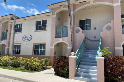 Снять в аренду кондоминиум в Пемброк-Пайнс, Флорида 2 спальни, 76.37м2, № 1963665 - фото 1