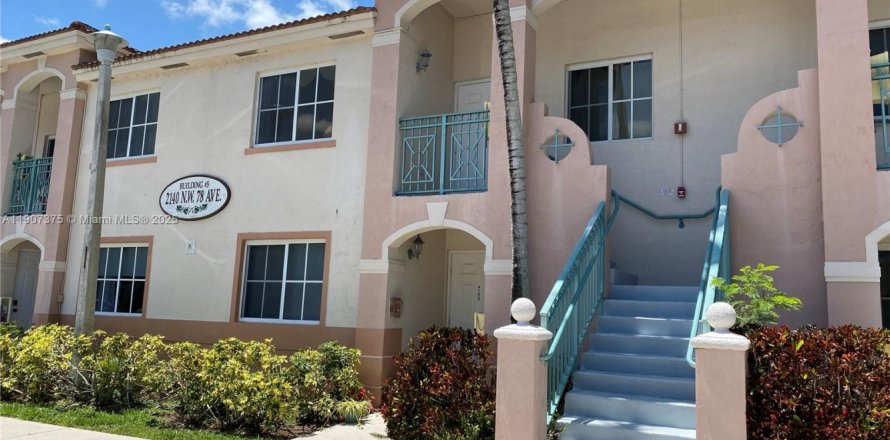 Кондоминиум с 2 спальнями в Пемброк-Пайнс, Флорида № 1963665