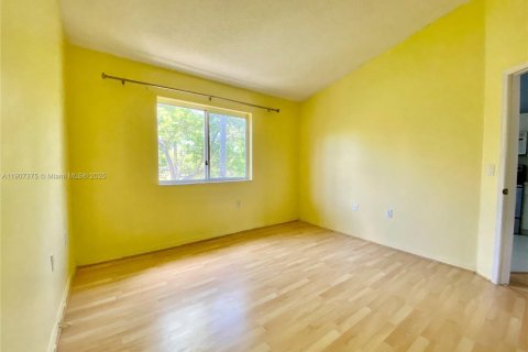 Снять в аренду кондоминиум в Пемброк-Пайнс, Флорида 2 спальни, 76.37м2, № 1963665 - фото 3