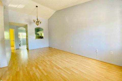 Снять в аренду кондоминиум в Пемброк-Пайнс, Флорида 2 спальни, 76.37м2, № 1963665 - фото 2