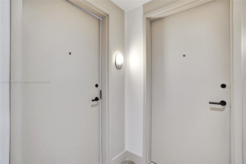 Condominio en venta en Miami Beach, Florida, 2 dormitorios, 82.4 m2 № 2081884 - foto 2