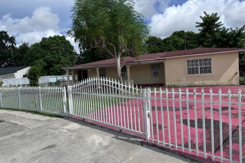 Villa ou maison à vendre à Miami, Floride: 4 chambres, 151.52 m2 № 2414337 - photo 2