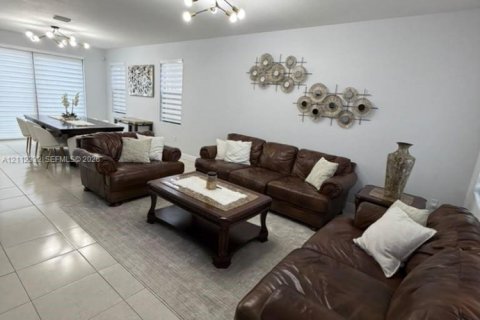 Villa ou maison à louer à Miami, Floride: 5 chambres, 279.64 m2 № 2431396 - photo 9