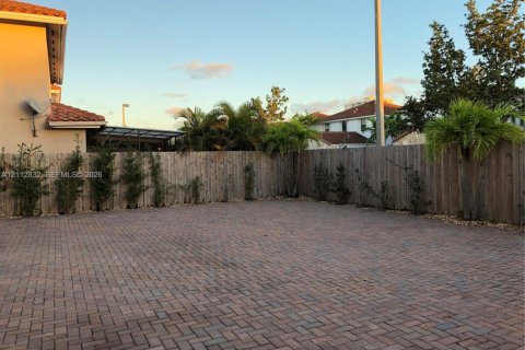 Villa ou maison à louer à Miami, Floride: 5 chambres, 279.64 m2 № 2431396 - photo 14