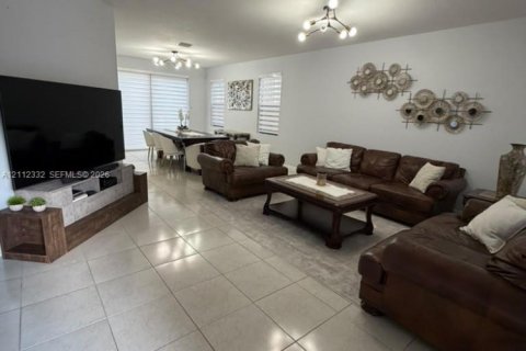 Villa ou maison à louer à Miami, Floride: 5 chambres, 279.64 m2 № 2431396 - photo 5