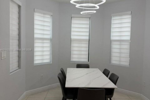 Villa ou maison à louer à Miami, Floride: 5 chambres, 279.64 m2 № 2431396 - photo 11