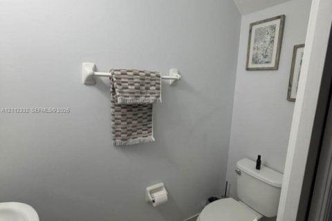 Villa ou maison à louer à Miami, Floride: 5 chambres, 279.64 m2 № 2431396 - photo 13