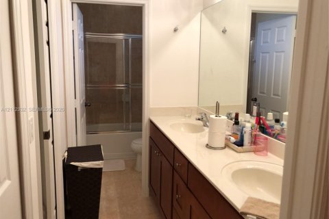 Villa ou maison à louer à Miami, Floride: 5 chambres, 279.64 m2 № 2431396 - photo 4