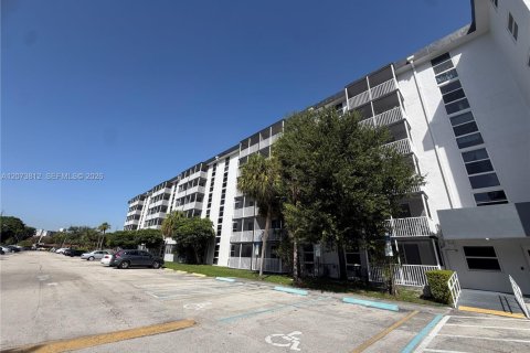 Copropriété à louer à North Miami Beach, Floride: 2 chambres, 94.76 m2 № 2311050 - photo 23