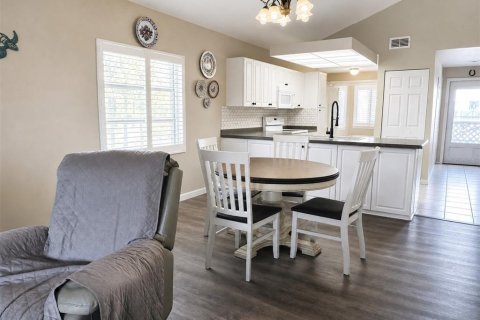 Condo in Englewood, Florida, 2 bedrooms № 2103895 - photo 16