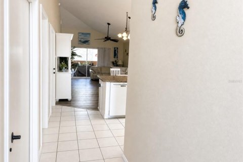 Condo in Englewood, Florida, 2 bedrooms № 2103895 - photo 18