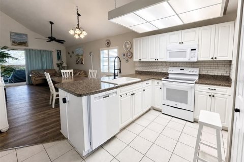Condo in Englewood, Florida, 2 bedrooms № 2103895 - photo 3
