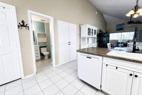 Condo in Englewood, Florida, 2 bedrooms № 2103895 - photo 12
