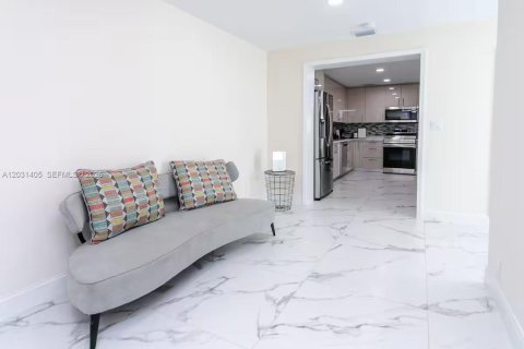 Villa ou maison à louer à Hollywood, Floride: 4 chambres, 257.34 m2 № 2258077 - photo 2