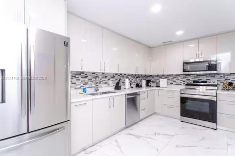 Villa ou maison à louer à Hollywood, Floride: 4 chambres, 257.34 m2 № 2258077 - photo 9
