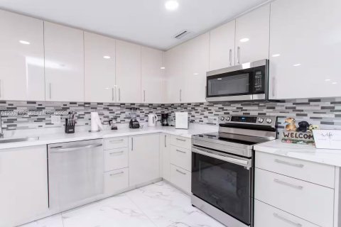 Villa ou maison à louer à Hollywood, Floride: 4 chambres, 257.34 m2 № 2258077 - photo 10