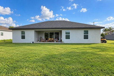 House in Cape Coral, Florida 4 bedrooms, 170.01 sq.m. № 2423753 - photo 13