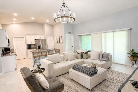 House in Cape Coral, Florida 4 bedrooms, 170.01 sq.m. № 2423753 - photo 4