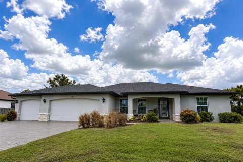 House in Cape Coral, Florida 4 bedrooms, 170.01 sq.m. № 2423753 - photo 25