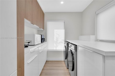 Casa en venta en Miami, Florida, 3 dormitorios, 111.48 m2 № 1974134 - foto 14