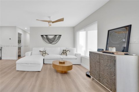 Casa en venta en Miami, Florida, 3 dormitorios, 111.48 m2 № 1974134 - foto 12