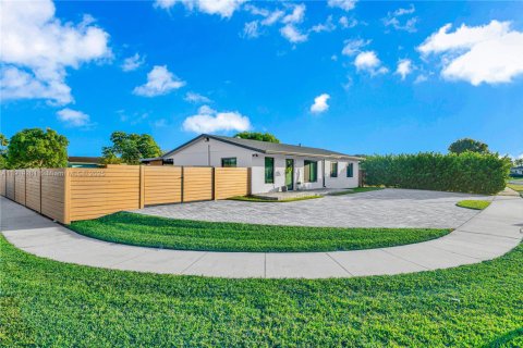 Casa en venta en Miami, Florida, 3 dormitorios, 111.48 m2 № 1974134 - foto 2