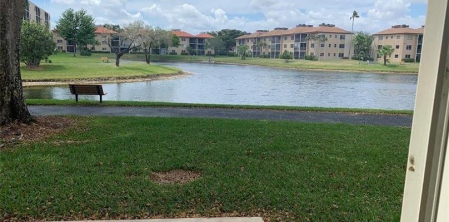 Condominio en Lauderhill, Florida, 2 dormitorios № 2190355