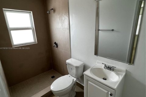 Villa ou maison à louer à Miami, Floride: 4 chambres, 235.69 m2 № 1973877 - photo 2