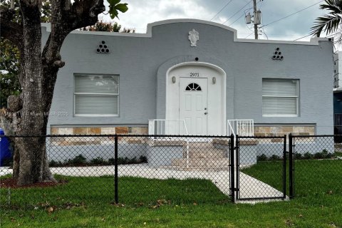 Villa ou maison à louer à Miami, Floride: 4 chambres, 235.69 m2 № 1973877 - photo 1