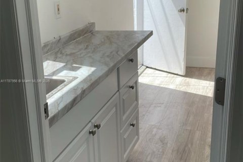 Casa en venta en Miami, Florida, 6 dormitorios, 123 m2 № 1696716 - foto 25