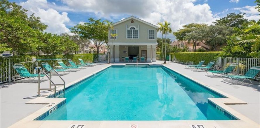 Condo in Coral Springs, Florida, 3 bedrooms № 2081937