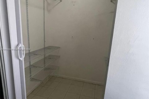 Снять в аренду кондоминиум в Майами, Флорида 2 спальни, 91.14м2, № 1956657 - фото 14