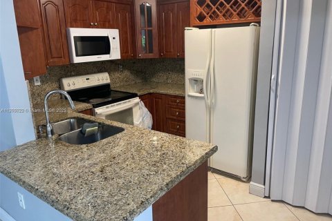 Снять в аренду кондоминиум в Майами, Флорида 2 спальни, 91.14м2, № 1956657 - фото 3