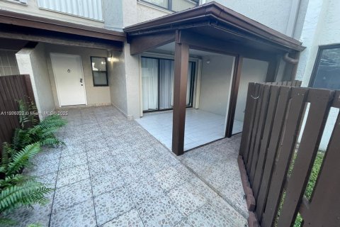 Снять в аренду кондоминиум в Майами, Флорида 2 спальни, 91.14м2, № 1956657 - фото 1