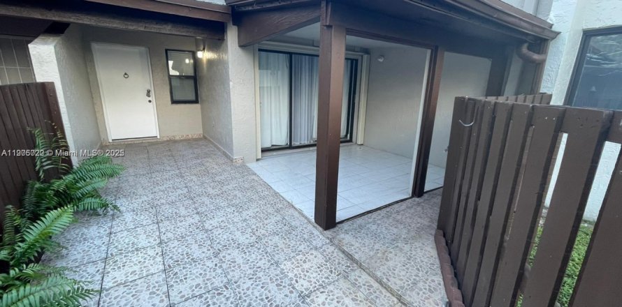 Кондоминиум с 2 спальнями в Майами, Флорида № 1956657