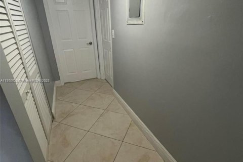 Снять в аренду кондоминиум в Майами, Флорида 2 спальни, 91.14м2, № 1956657 - фото 5